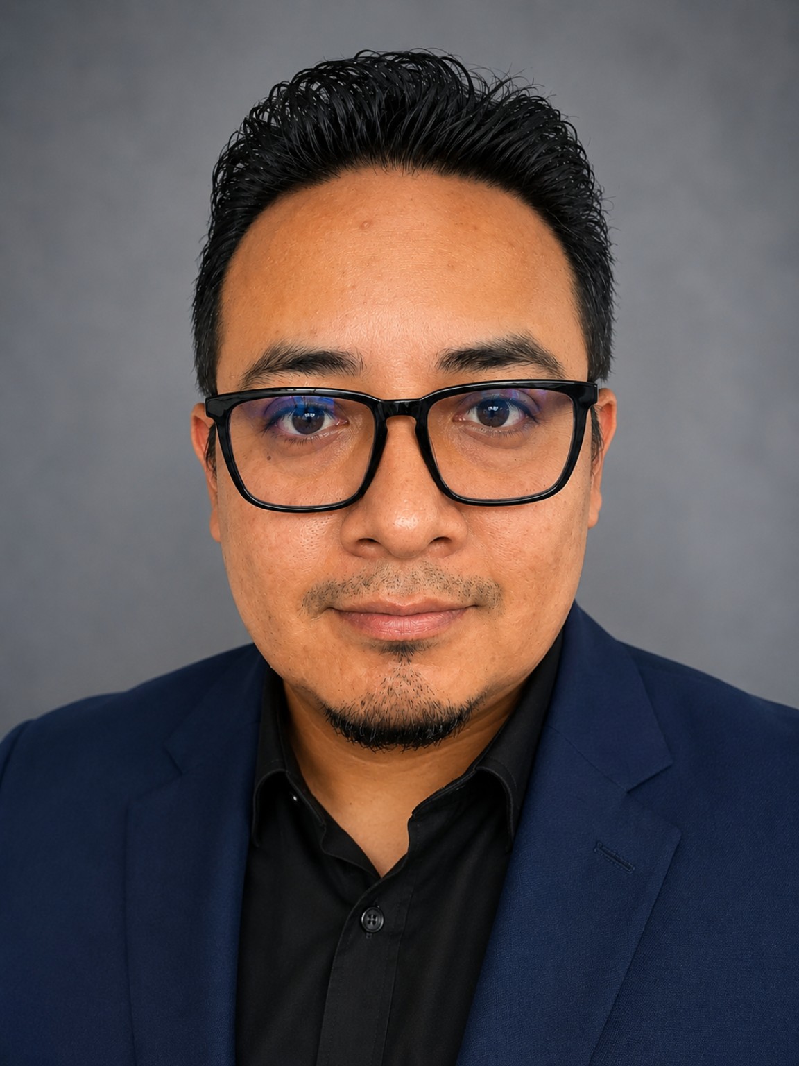 Retrato profesional de Ezaú Martínez